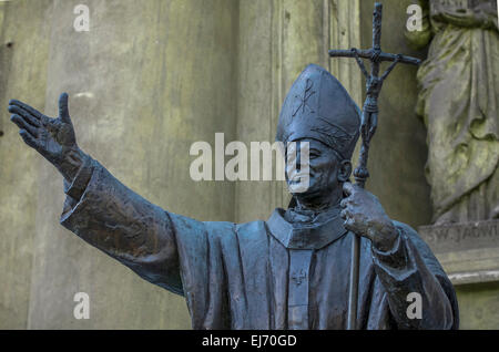 Pologne, Varsovie : statue du Pape Jean-Paul II devant l'Eglise des Saints. Banque D'Images