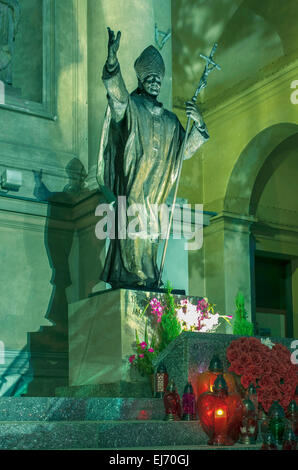 Pologne, Varsovie : statue du Pape Jean-Paul II devant l'Eglise des Saints. Banque D'Images