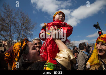 Les Kurdes, la Turquie. Mar 22, 2015. Une mère en costume traditionnel kurde soulève son enfant, également en costume, à célébrer Newroz rally. © Piero Castellano/Pacific Press/Alamy Live News Banque D'Images