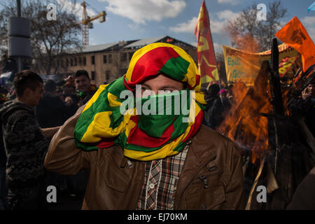 Le kurde, la Turquie. Mar 22, 2015. Un homme rideaux un drapeau avec les couleurs kurdes traditionnels autour de la tête pour protéger son visage tout en se préparant à sauter par-dessus le traditionnel feu de joie, à célébrer Newroz rally. © Piero Castellano/Pacific Press/Alamy Live News Banque D'Images