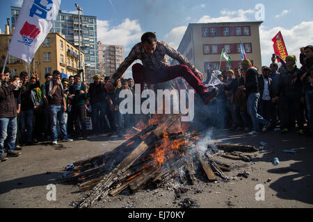 Le kurde, la Turquie. Mar 22, 2015. Un homme passe sur l'incendie de la célébration Newroz rally. Newroz est une fête du printemps marque le début d'une nouvelle année. Selon la tradition, le saut propre, en évitant les flammes sans toucher à la combustion du bois est considéré comme un bon présage. © Piero Castellano/Pacific Press/Alamy Live News Banque D'Images