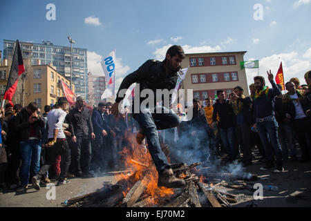 Le kurde, la Turquie. Mar 22, 2015. Un homme passe sur l'incendie de la célébration Newroz rally. Newroz est une fête du printemps marque le début d'une nouvelle année. Selon la tradition, le saut propre, en évitant les flammes sans toucher à la combustion du bois est considéré comme un bon présage. © Piero Castellano/Pacific Press/Alamy Live News Banque D'Images