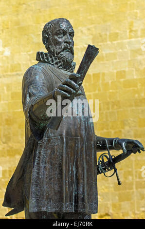 Malte, La Valette : Monument dédié à Jean Parisot de la Valette, Grand Maître de l'Ordre de St Jean. Banque D'Images