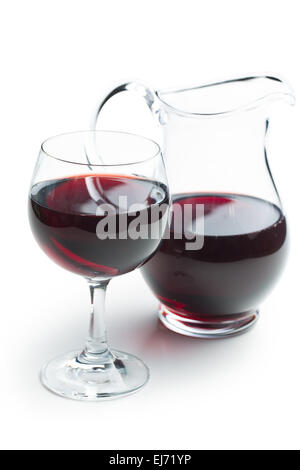 Verre de vin rouge avec cruche sur fond blanc Banque D'Images