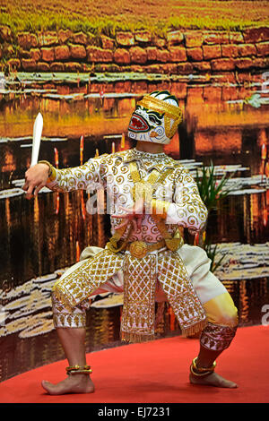 Hanuman, le singe blanc-général, au cours de la danse traditionnelle cambodgienne de la sirène d'or, Sovann Macha, Cambodge Banque D'Images