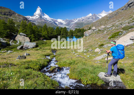 Homme randonnée au lac grindjisee, le Cervin à l'arrière, Zermatt, Valais, Suisse Banque D'Images