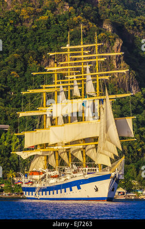 Bateau à voile ou grand voilier, au large de l'île de Sainte-Lucie, Petites Antilles Banque D'Images