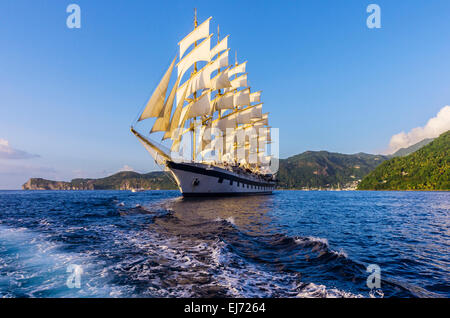 Bateau à voile ou grand voilier, au large de l'île de Sainte-Lucie, Petites Antilles Banque D'Images