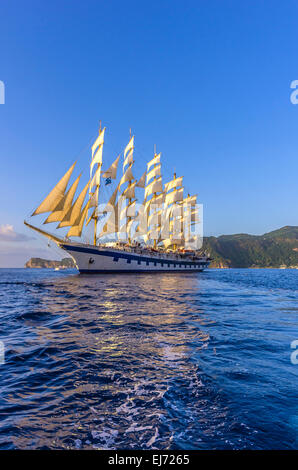 Bateau à voile ou grand voilier, au large de l'île de Sainte-Lucie, Petites Antilles Banque D'Images