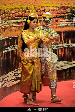 Roi des singes hanuman cambodgienne et sovann macha danse de cour mermaid, Cambodge Banque D'Images