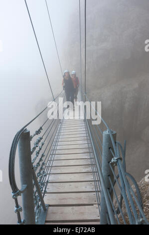 Lagazuoi Via Ferrata, Kaiserjägerweg trail, d'escalade sur le pont suspendu, brouillard, Col Falzarego, Cortina d'Ampezzo, Veneto Banque D'Images