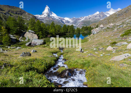 Homme randonnée au lac grindjisee, le Cervin à l'arrière, Zermatt, Valais, Suisse Banque D'Images