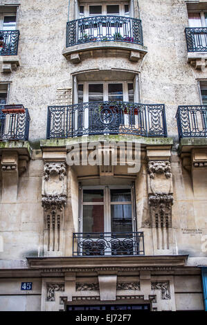 Un élégant bâtiment avec 1913 éléments sculptés & lacy balcons de fer sur la rue Lamarck à Paris, France. Conçu par P. Marozea. Banque D'Images