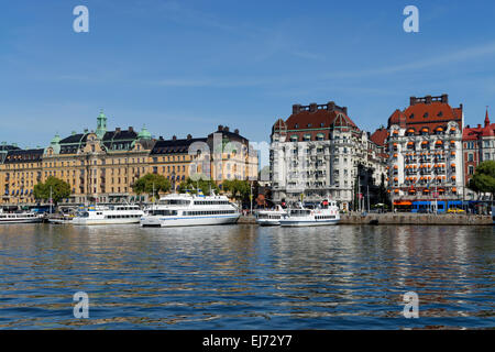 Maisons au bord de la promenade de Nybroviken, Strandvägen, Östermalm, Stockholm, Suède Banque D'Images