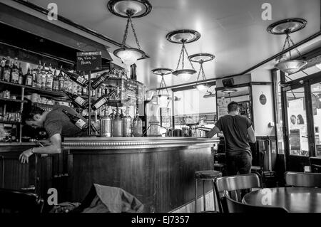 L'intérieur cosy d'une maison Art Nouveau cafe sur la rue Lamarck à Paris. Noir et blanc. Banque D'Images