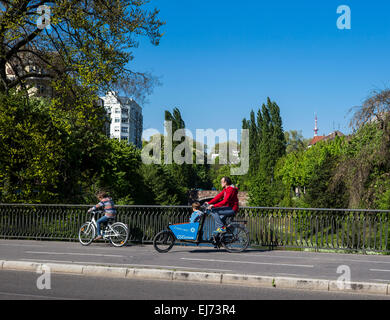 Homme et enfants vélo cargo Strasbourg Alsace France Europe Banque D'Images