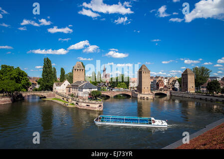 Ponts Couverts ponts couverts, pont, bateau, visite guidée d'Ill, tours de guet, la cathédrale, La Petite France, Alsace, France, Europe, Banque D'Images