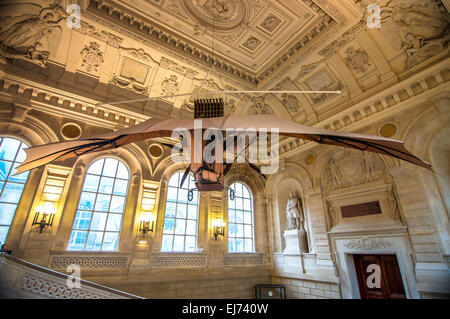 Début de l'avion, 1893-1897, par Clément Ader est suspendu plafond orné du grand escalier en Musée des Arts et Métiers, Paris. Banque D'Images