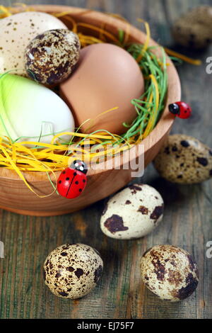 Oeufs de Pâques dans un bol sur l'ancienne en bois. Banque D'Images