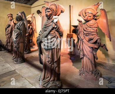 Statues de grès d'origine retiré de la cathédrale de Strasbourg stockés dans le lapidarium dans barrage Barrage Vauban, Strasbourg, Alsace, France, Europe Banque D'Images