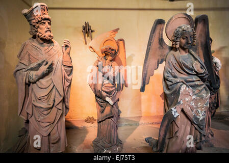 Statues de grès d'origine retiré de la cathédrale de Strasbourg stockés dans le lapidarium dans barrage Barrage Vauban, Strasbourg, Alsace, France, Europe Banque D'Images