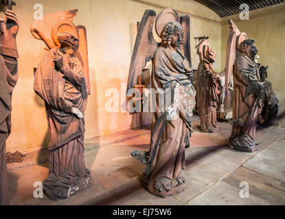 Statues de grès d'origine retiré de la cathédrale de Strasbourg stockés dans le lapidarium dans barrage Barrage Vauban, Strasbourg, Alsace, France, Europe Banque D'Images