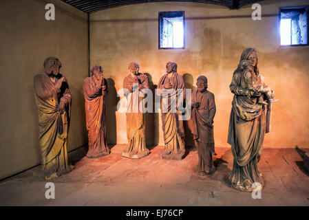 Statues de grès d'origine retiré de la cathédrale de Strasbourg stockés dans le lapidarium dans barrage Barrage Vauban, Strasbourg, Alsace, France, Europe Banque D'Images