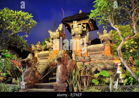 Peu de culte hindou à Ubud, Bali, Indonésie Banque D'Images