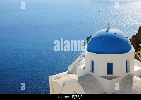 L'église avec sa coupole bleue à Oia Banque D'Images