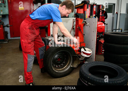 Changement de pneus dans le garage automobile Banque D'Images