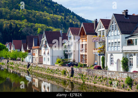 Maisons en front de mer et rivière Kinzig Wolfach Ortenau Forêt Noire Bade-Wurtemberg Allemagne Europe Banque D'Images