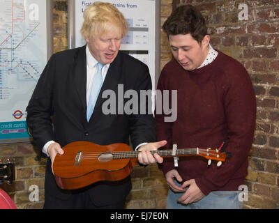 Londres, Royaume-Uni. 23 mars 2015. Boris Johnson est titulaire d'un ukulele avec Jack Frimston. Le maire de Londres Boris Johnson a rejoint la bande de Londres spécialement adaptés pour lancer officiellement cette année, les concerts de la rue de la concurrence et de deux nouvelles initiatives visant à soutenir et promouvoir de la rue et des arts de la rue dans la capitale et au-delà. Ils comprennent Busk à Londres, dont le maire a mis en place avec un éventail de partenaires afin de faire de la rue sur de la capitale et de la rue d'un code de conduite a été dévoilé. sgill et Aaron Murp Crédit : Nick Savage/Alamy Live News Banque D'Images