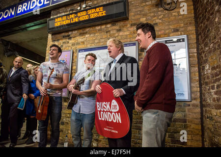 23 mars 2015 - Le maire de Londres Boris Johnson s'est joint à la bande sur mesure pour lancer officiellement cette année, les concerts de la rue de la concurrence et de deux nouvelles initiatives visant à soutenir et promouvoir de la rue et des arts de la rue dans la capitale et au-delà. Credit : Subvention Vélaires/ZUMA/ZUMAPRESS.com/Alamy fil Live News Banque D'Images