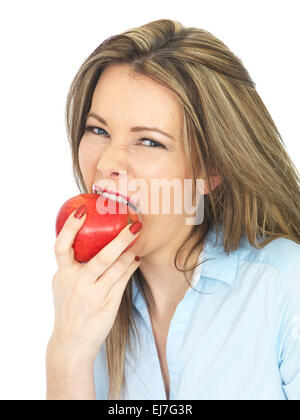 Plaisir certain Young Woman Holding Fresh Ripe Red Juicy Fruit Apple, isolé sur fond blanc Banque D'Images