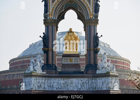 Albert Memorial statue surplombant ciel voilé, Royal Albert Hall, à Londres. Le monument a été commandé par la reine Victoria en mémoire Banque D'Images