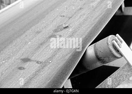 Convoyeur à bande en caoutchouc en noir et blanc Banque D'Images