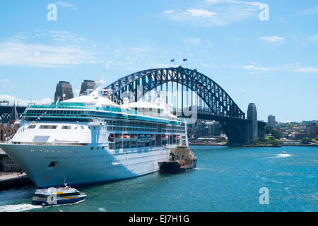 Rhapsody of the seas bateau de croisière amarré dans le port de Sydney à Circular Quay, Australie Banque D'Images