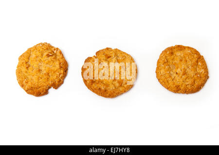 Biscuits du corps d'armée australien et néo-zélandais (ANZAC) isolés sur fond blanc. Ils sont un biscuit sucré populaire en Australie. Banque D'Images