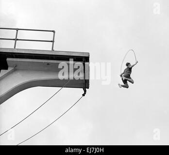 Le Aquamanic show 8 juillet 1953. L'un des plongeurs stunt apparaissant au Scarborough piscine est Jack McCrae, montrant comment on peut passer de 50 pieds au-dessus du niveau d'eau Banque D'Images