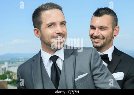 Homme couple gay d'amour le jour de leur mariage. Banque D'Images