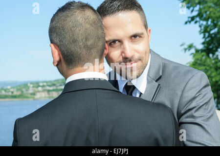 Homme couple gay d'amour le jour de leur mariage. Banque D'Images