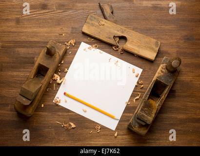 Vieux bois dégauchisseuses,jack-plane sur la table en bois avec texture grunge et papier Banque D'Images