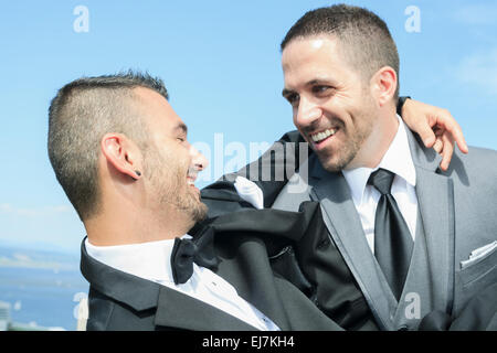 Homme couple gay d'amour le jour de leur mariage. Banque D'Images