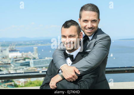 Homme couple gay d'amour le jour de leur mariage. Banque D'Images