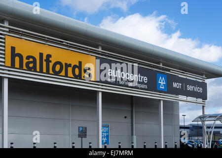 Un Halfords autocenter sur le Bell Green Retail Park dans le sud de Londres. Banque D'Images