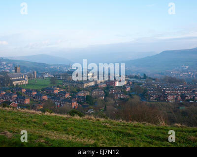 Jour brumeux sur les collines pennine Mossley avec en arrière-plan, Mossley, Greater Manchester, UK. Banque D'Images