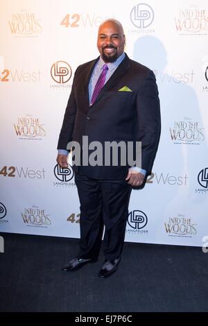 New York, NY, USA. Mar 22, 2015. James Monroe Iglehart aux arrivées pour Disney célèbre dans le bois avec la version à domicile anniversaire hommage à Stephen Sondheim, 42à l'ouest de nuit, New York, NY 22 Mars, 2015. Credit : Abel Fermin/Everett Collection/Alamy Live News Banque D'Images