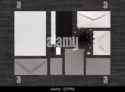 Vue de dessus du modèle pour l'identité de marque de l'entreprise pour la conception ou la présentation sur tableau noir portefeuille. Banque D'Images