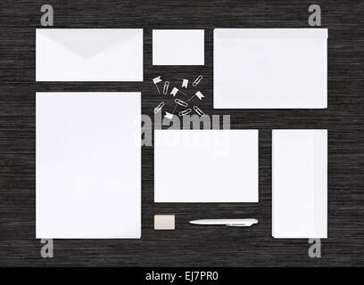 Vue de dessus de la maquette de l'identité de marque avec différents modèles de papier pour la conception ou la présentation sur tableau noir portefeuille. Banque D'Images