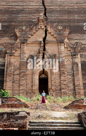 Un homme birman se dresse devant l'énorme séisme a endommagé la pagode à la brique près de Mandalay Birmanie Mingun Banque D'Images